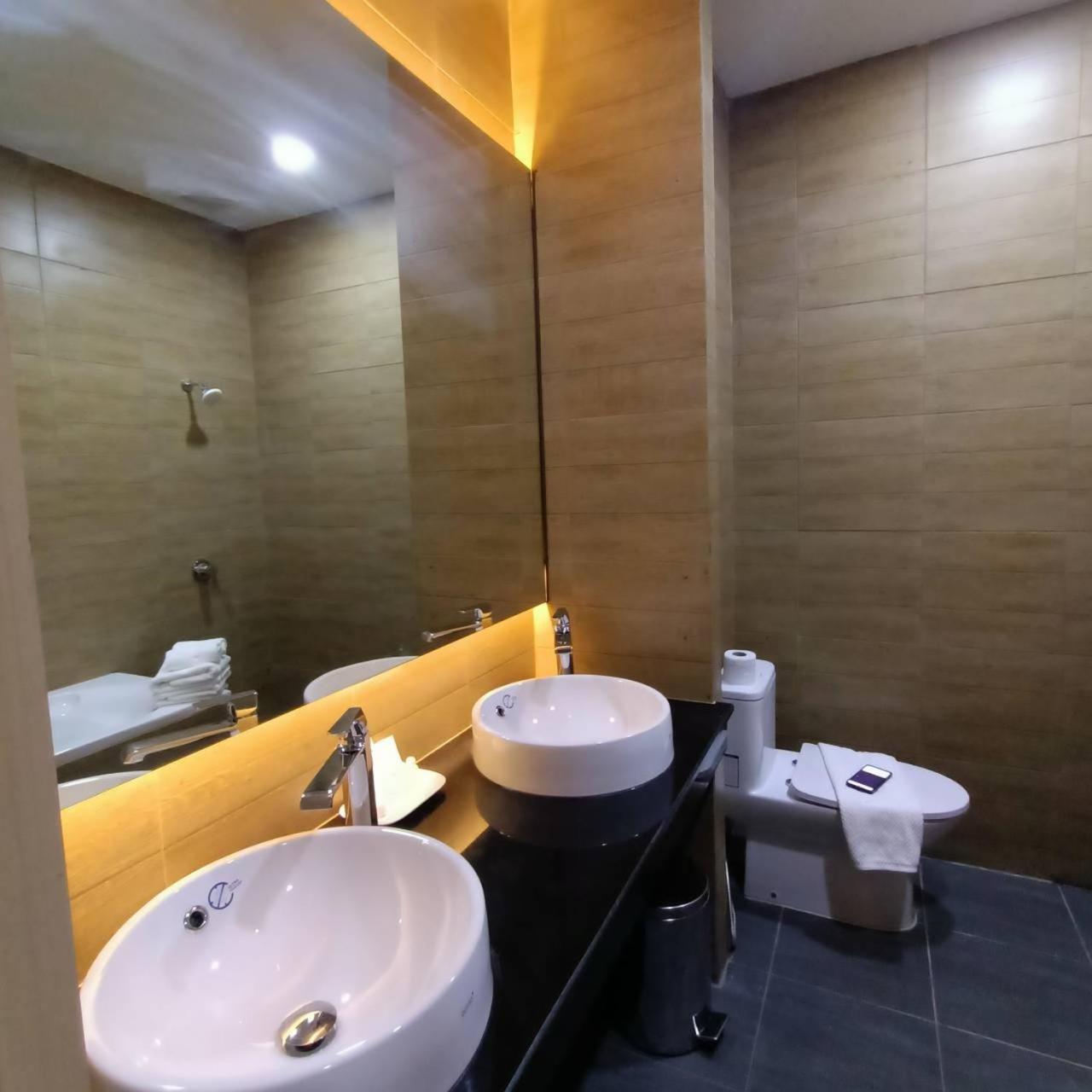 Mayflower Grande Suite Hotel Фитсанулок Екстериор снимка