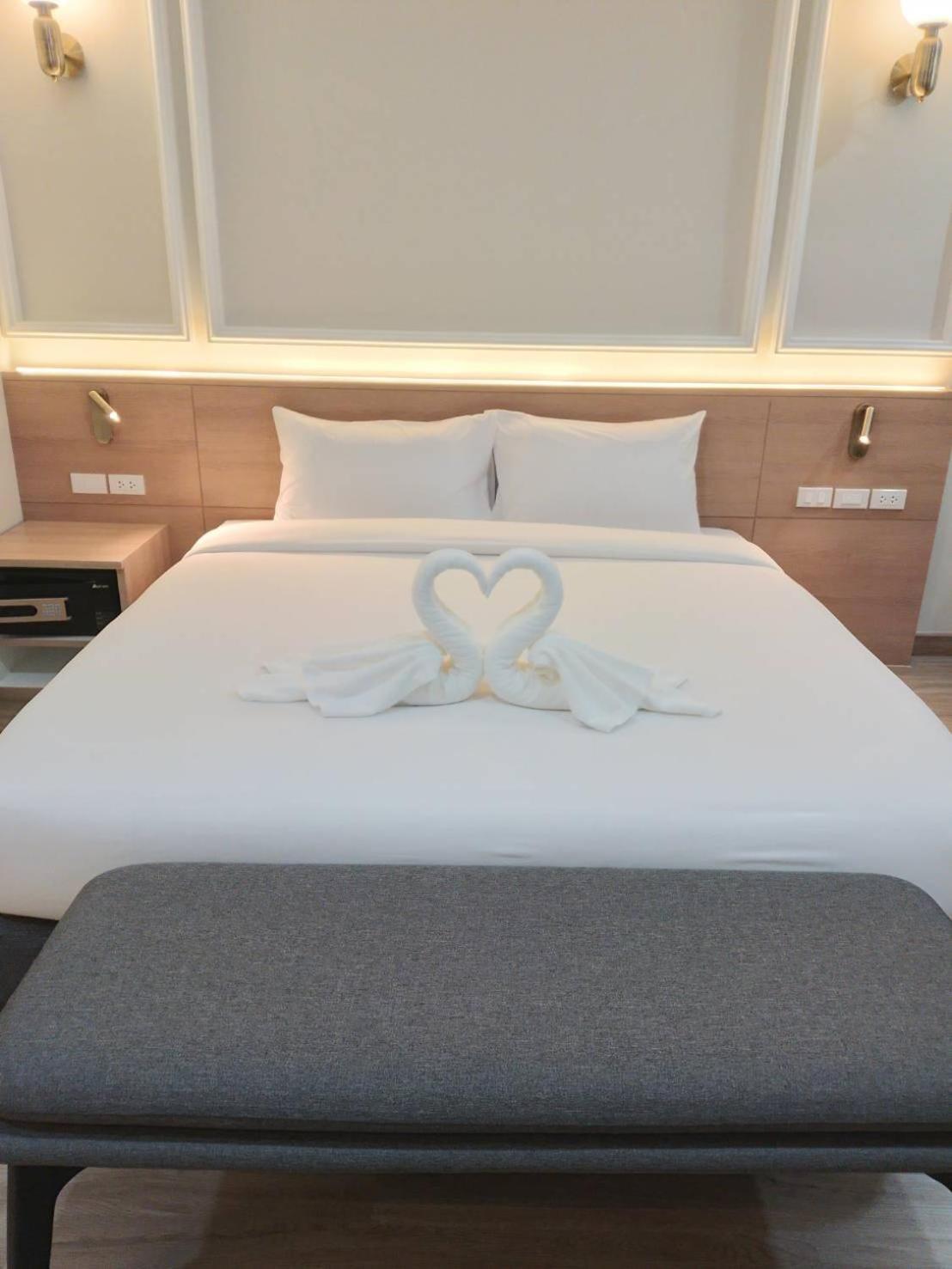 Mayflower Grande Suite Hotel Фитсанулок Екстериор снимка